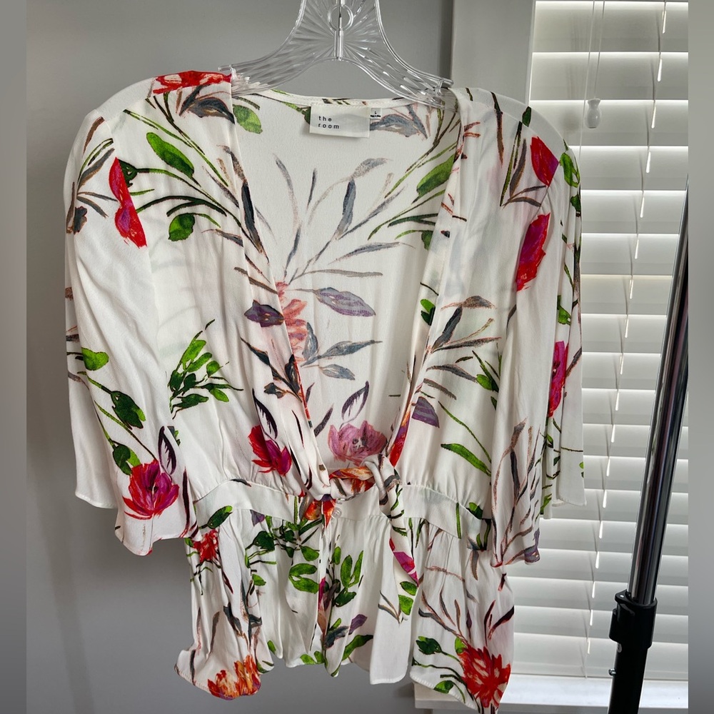 The Room Floral Tie-Front V-Neck Women's Top in White and Pink